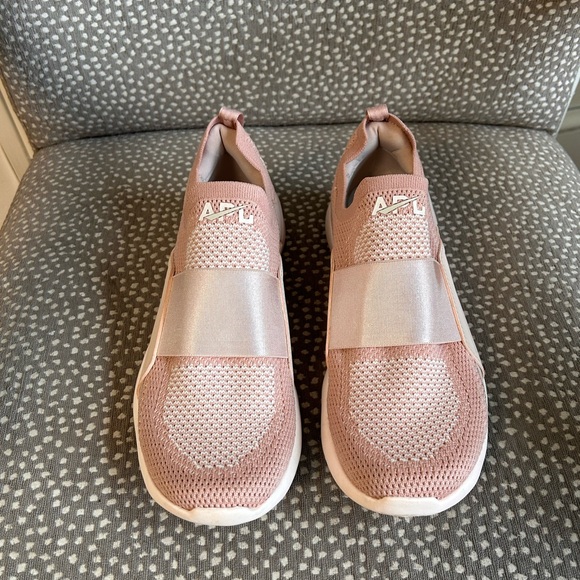 Like New Never Worn APL Techloom Bliss Sneakers Size 8.5 - Picture 1 of 4